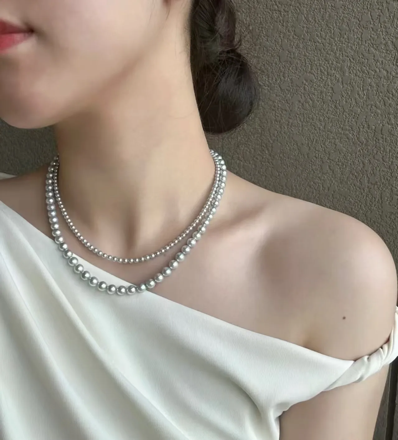 A Madama pearl necklace worn as a double strand