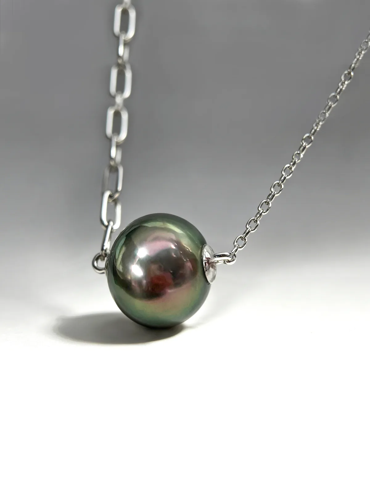 A Tahitian pearl pendant