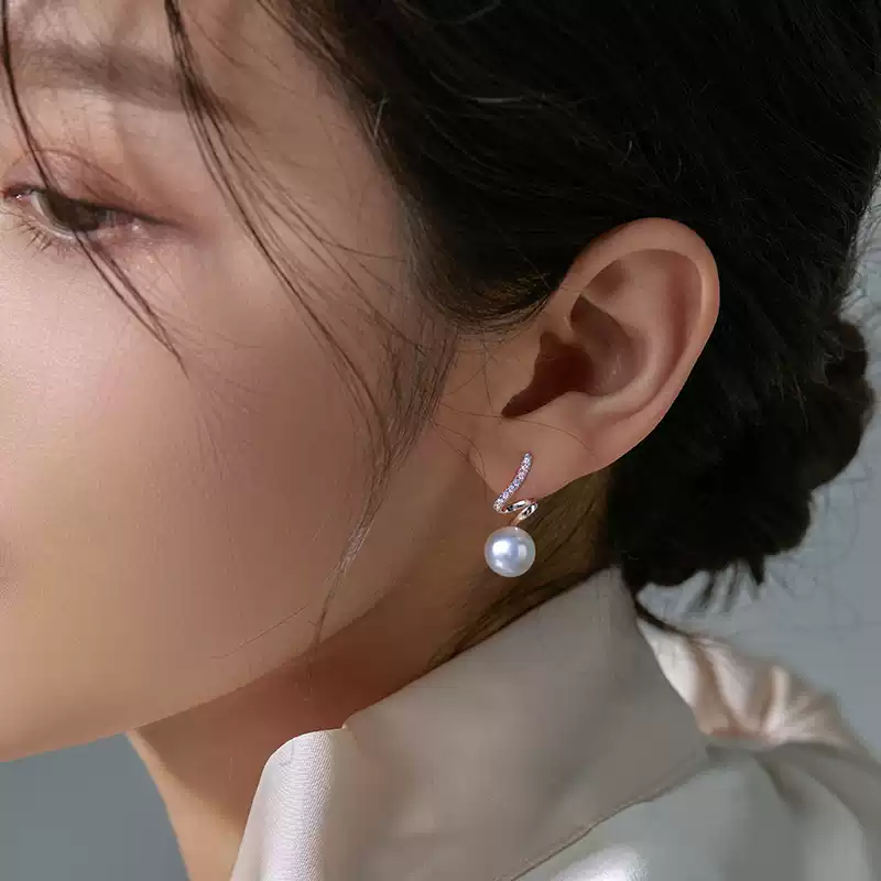 Akoya Pearl Stud Earrings in 18K Yellow Gold