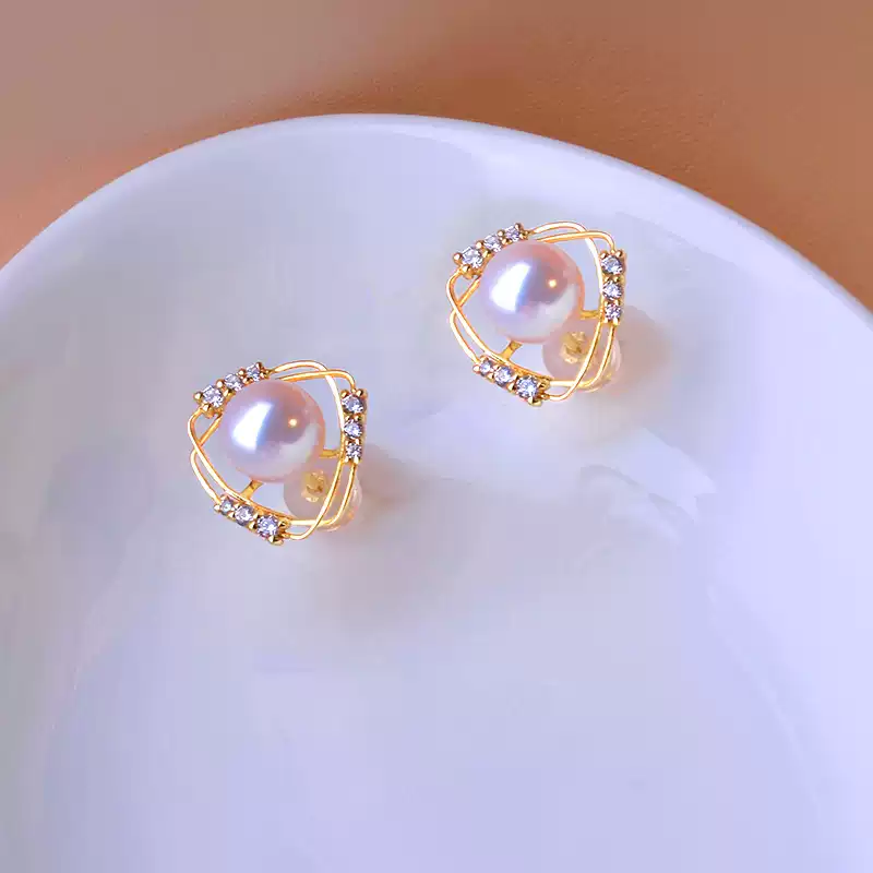 Hanadama Akoya Pearl Stud Earrings in 18K Yellow Gold