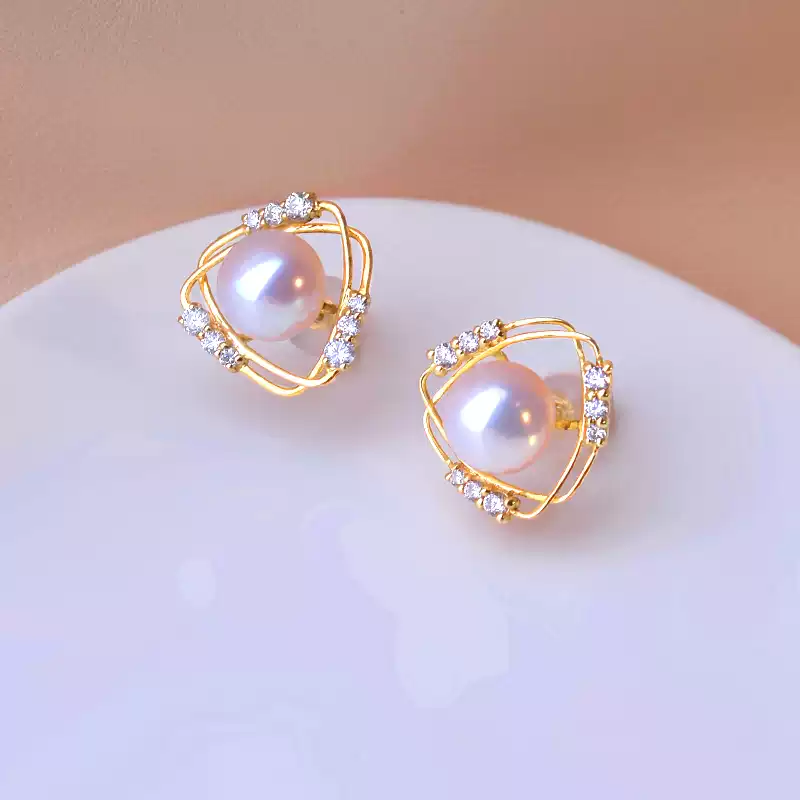 Hanadama Akoya Pearl Stud Earrings in 18K Yellow Gold