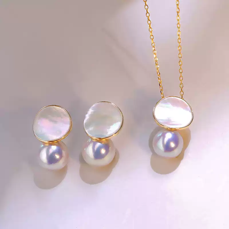 Hanadama Akoya Pearl Stud Earrings in 18K Gold