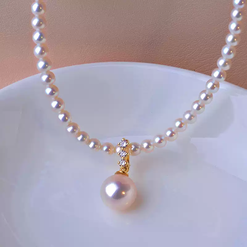 Akoya Pearl Pendant Choker in 18K Gold with 7-8.5 mm Pearls