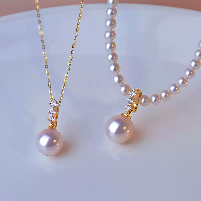 Akoya Pearl Pendant Choker in 18K Gold with 7-8.5 mm Pearls