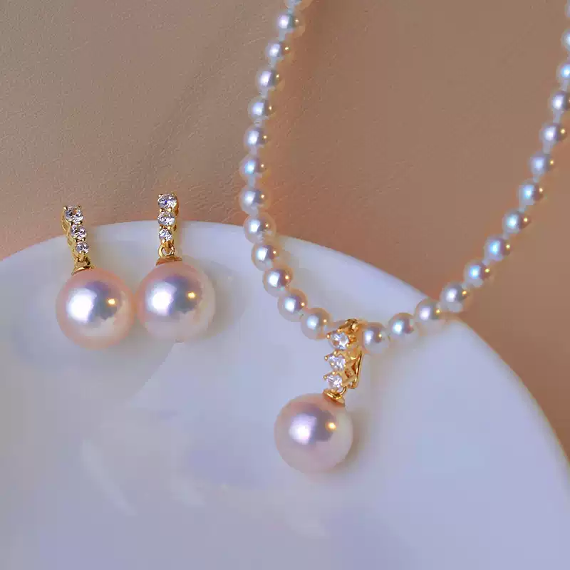 Akoya Pearl Pendant Choker in 18K Gold with 7-8.5 mm Pearls