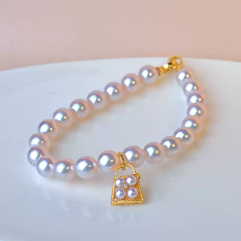 Akoya Pearl Pendant Necklace in 18K Gold with 3-4 mm Pearls