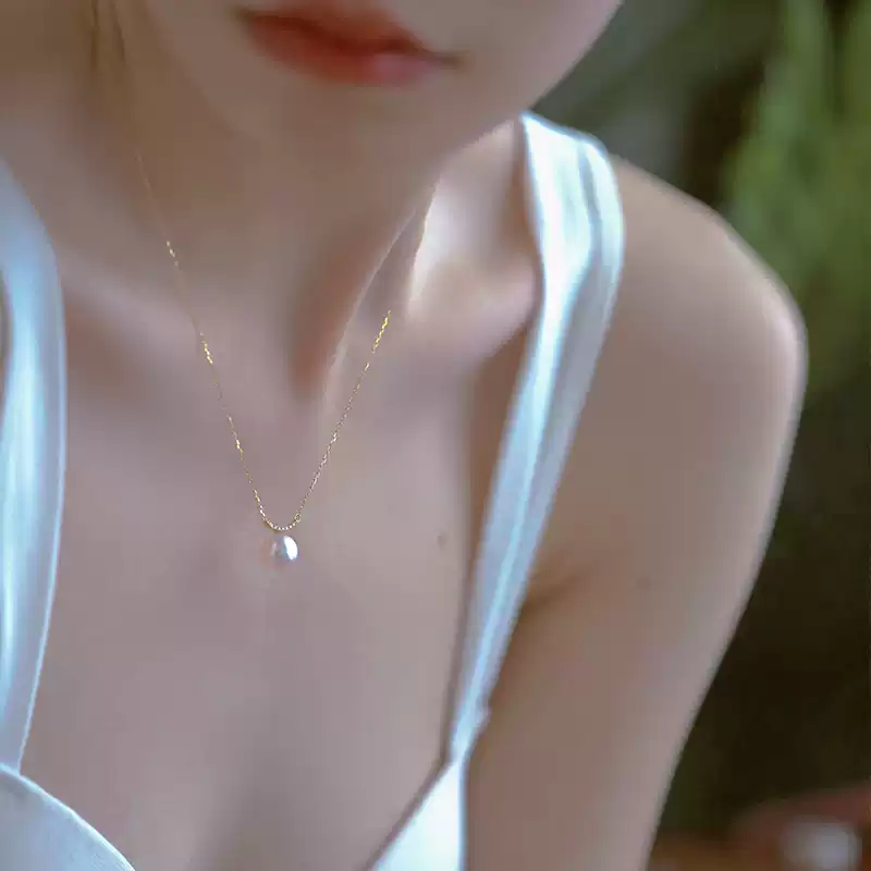 Akoya Pearl Pendant Choker in 18K Yellow Gold with 7.5-8.5 mm Pearls