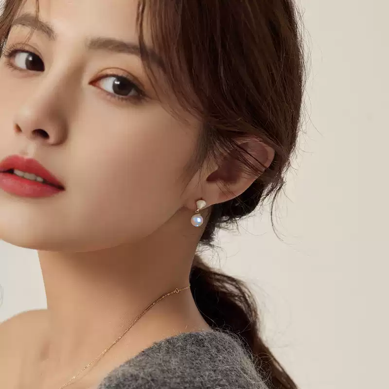 Akoya Fan-Shaped Pearl Stud Earrings in 18K Yellow Gold