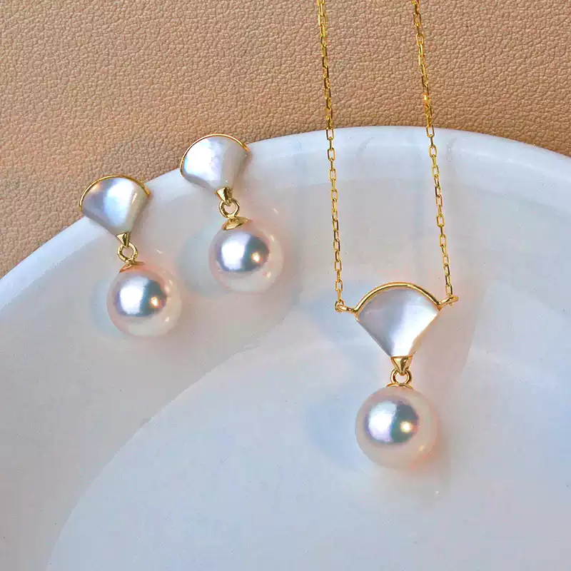 Akoya Fan-Shaped Pearl Stud Earrings in 18K Yellow Gold