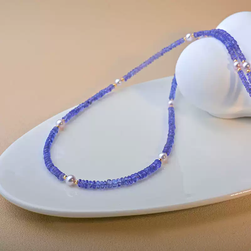 Akoya Pearl Choker Necklace in 18K Gold with 4-5 mm Pearls