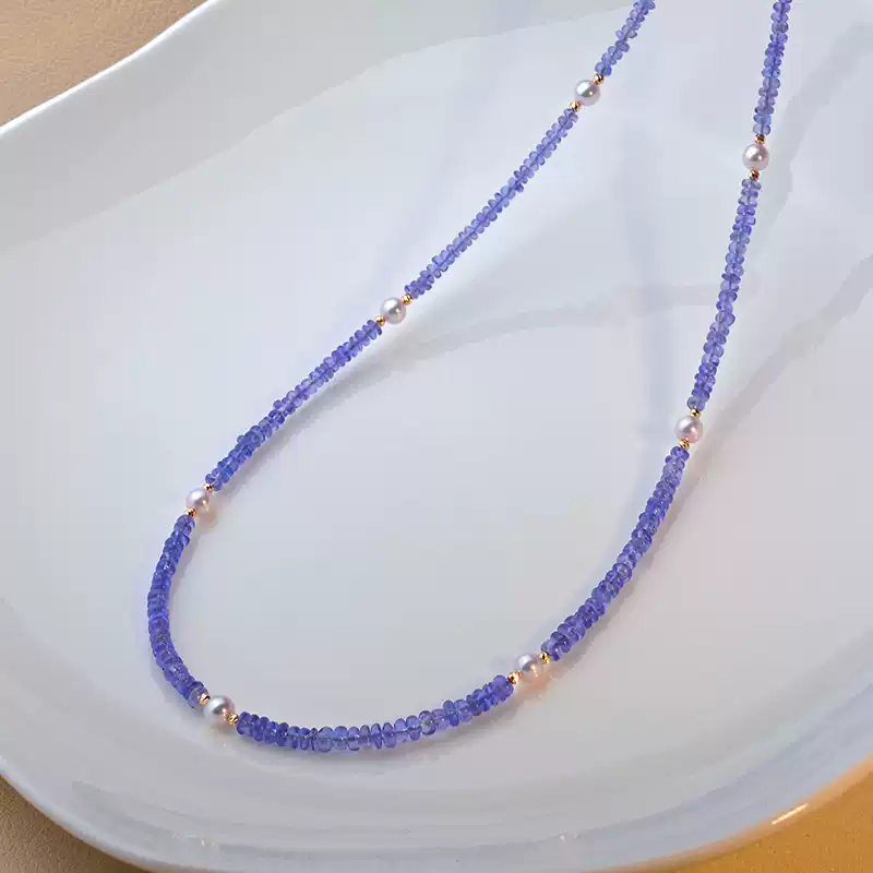 Akoya Pearl Choker Necklace in 18K Gold with 4-5 mm Pearls