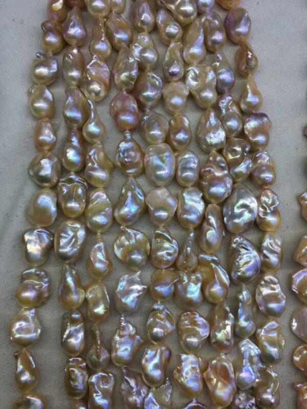 Comparison graphic explaining why freshwater vs saltwater and natural vs cultured are the correct pearl comparisons