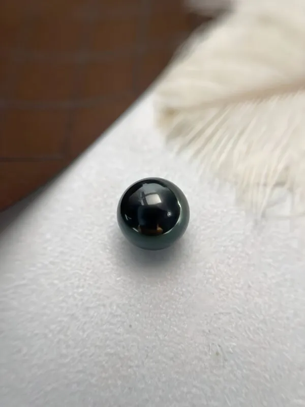 close-up of tahitian saltwater pearls showing reflective luster